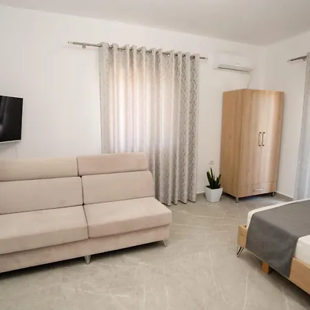 Nardi Oruci * Εξαμίλιο